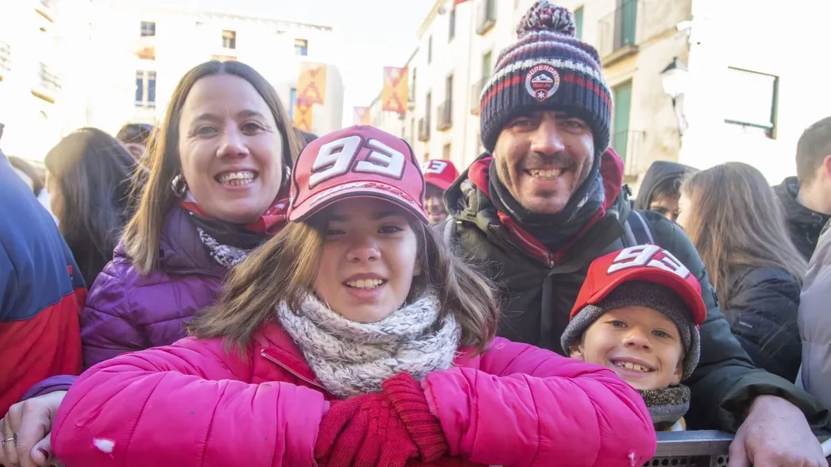 Marc y Àlex posan en una foto de familia con los miembros de los equipos Ducati Course y Gresini Racing al final de la fiesta. - LAIA PEDRÓS