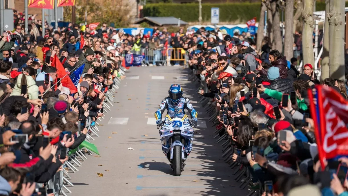 Àlex Márquez conduce por el paseo Jaume Balmes la MotoGP con la que se ha proclamado subcampeón. - LAIA PEDRÓS