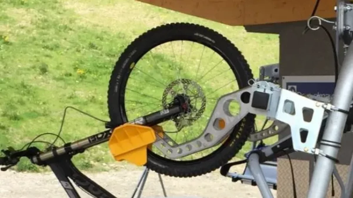 Uno de los soportes que se instalará en los telesillas. - FGC