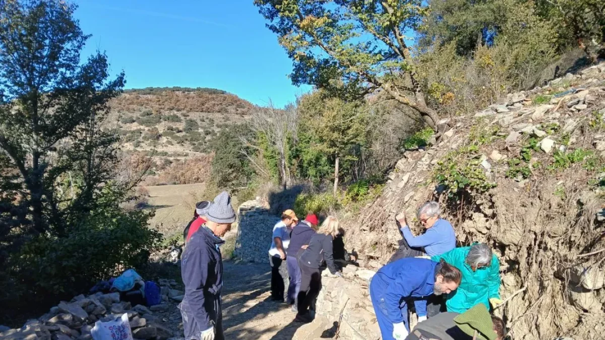 Els participants en el curs, treballant al mur. - MERCÈ PONS