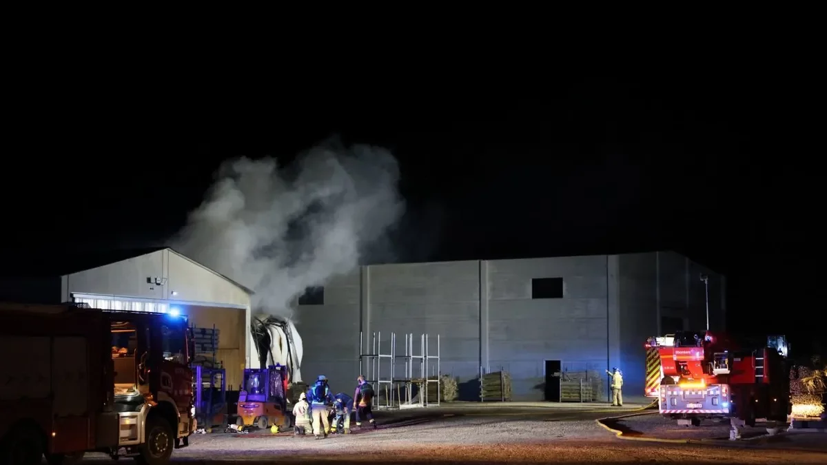 Efectius dels Bombers ahir durant les tasques d’extinció a Alcoletge. - AMADO FORROLLA