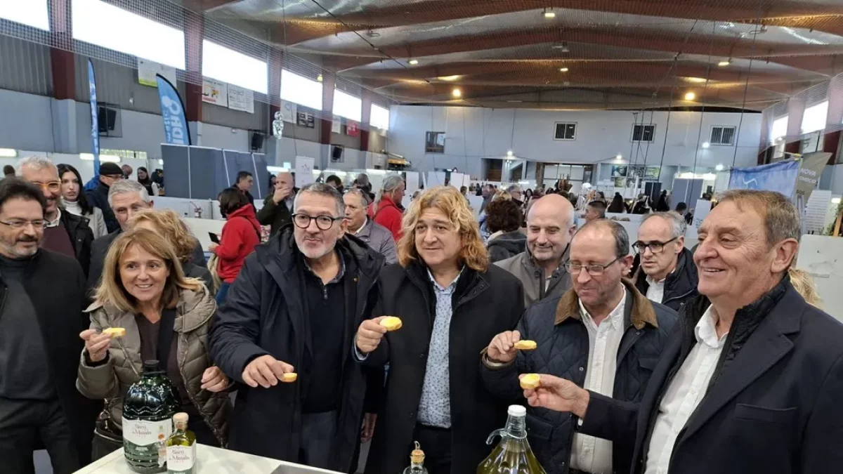 El conseller Sàmper va poder degustar l’oli de la cooperativa durant la seua visita. - E. FARNELL