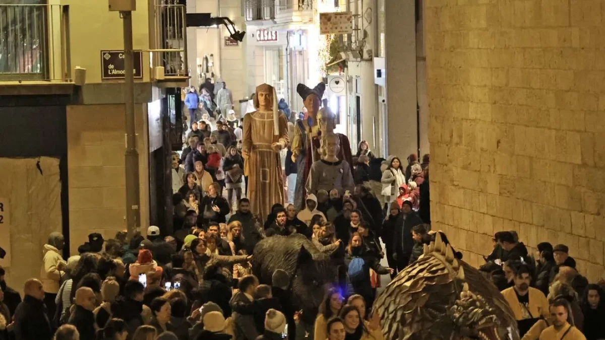 El momento en el que el desfile del bestiario festivo llegó ayer a la plaza de la Catedral. - AMADO FORROLLA