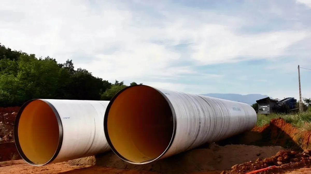 Aquests tubs formen part de la canonada pressuritzada de 2 km que durà aigua de l’embassament de Sant Antoni al reg de la Conca de Tremp.