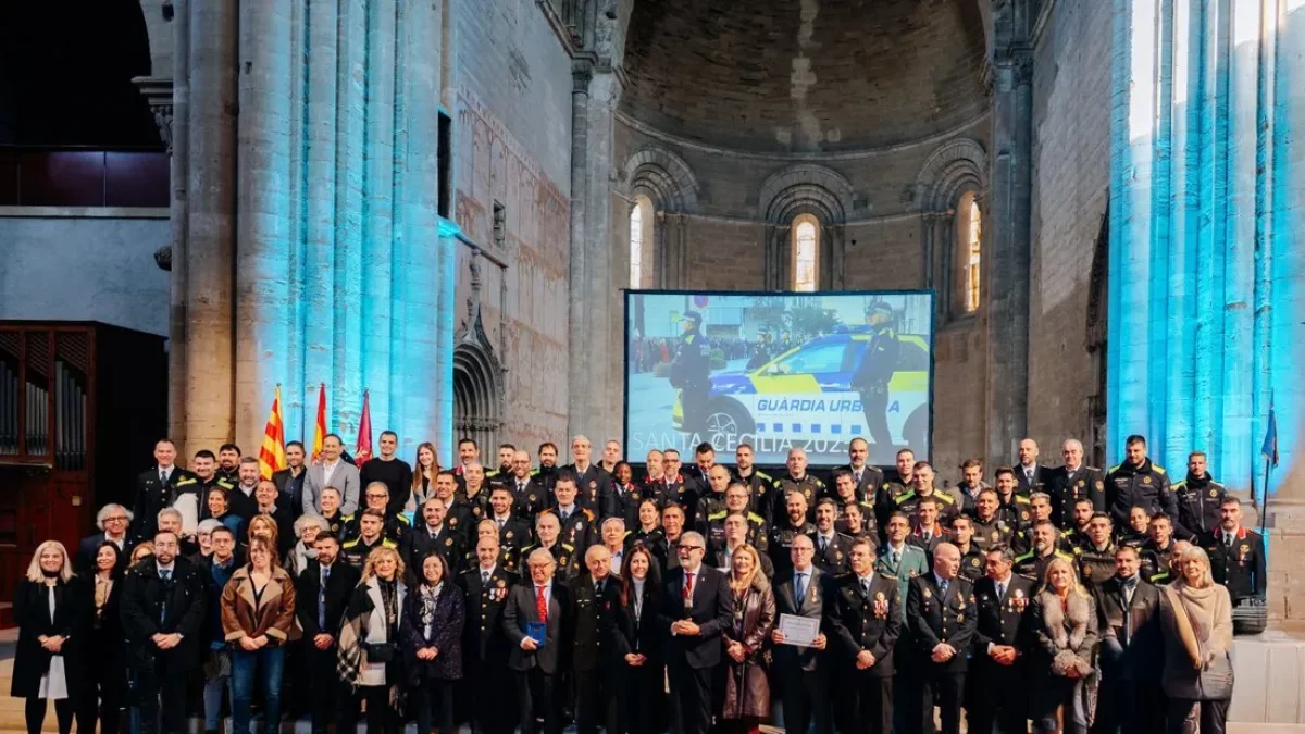 La tinenta d’alcalde de Seguretat i l’alcalde, passant revista a la Urbana. - AJUNTAMENT DE LLEIDA