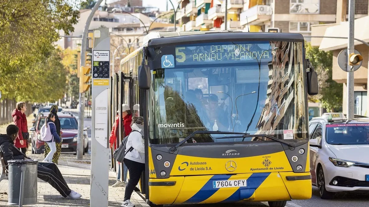 Persones pujant i baixant d’un autobús de la línia 5 dijous passat. - PAU PASCUAL PRAT