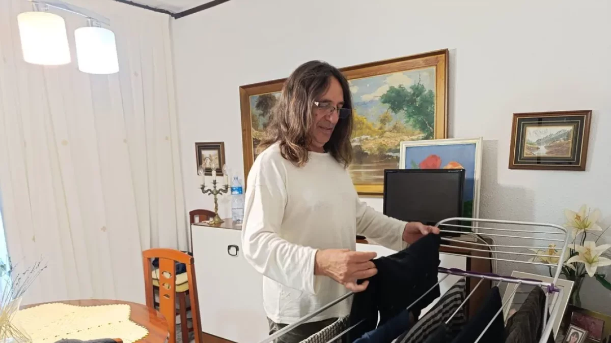 Un home estenent la roba en un domicili de Lleida. - S.E.