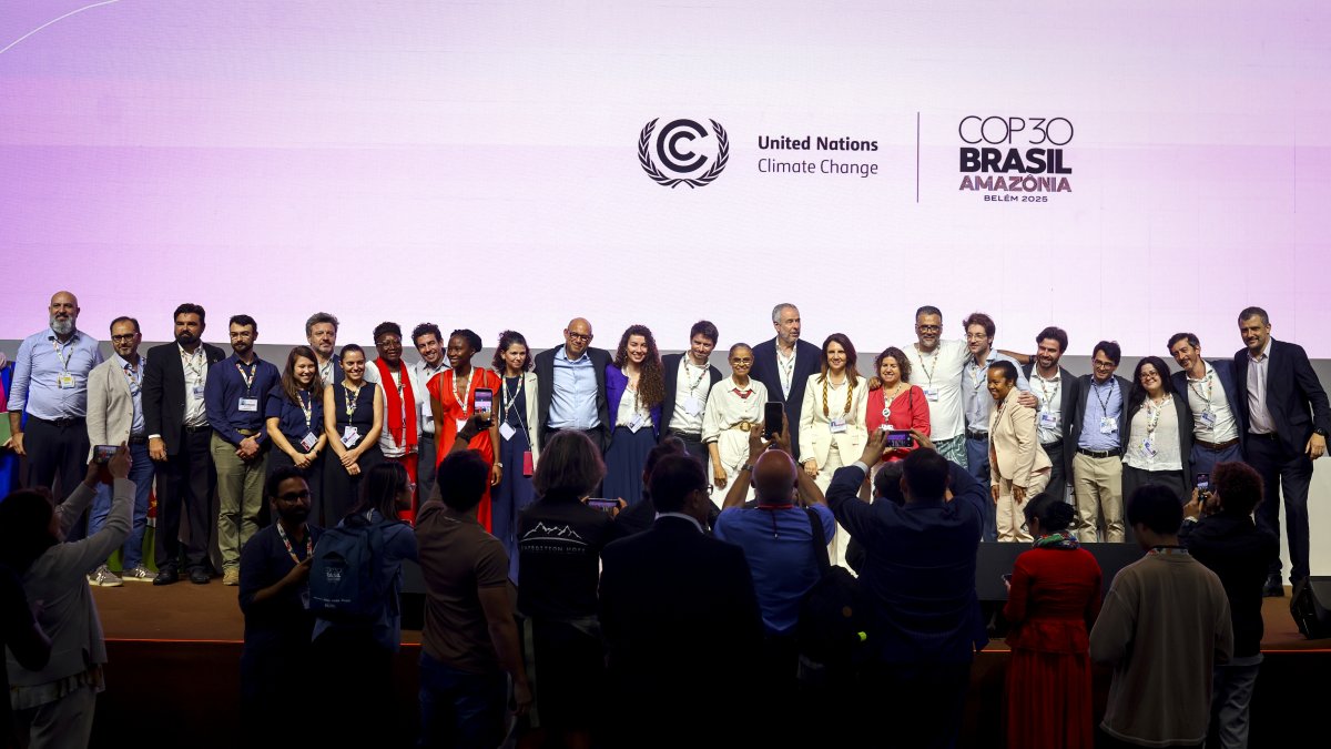 El presidente de la COP30, André Correa do Lago, y varios delegados celebran el acuerdo final.