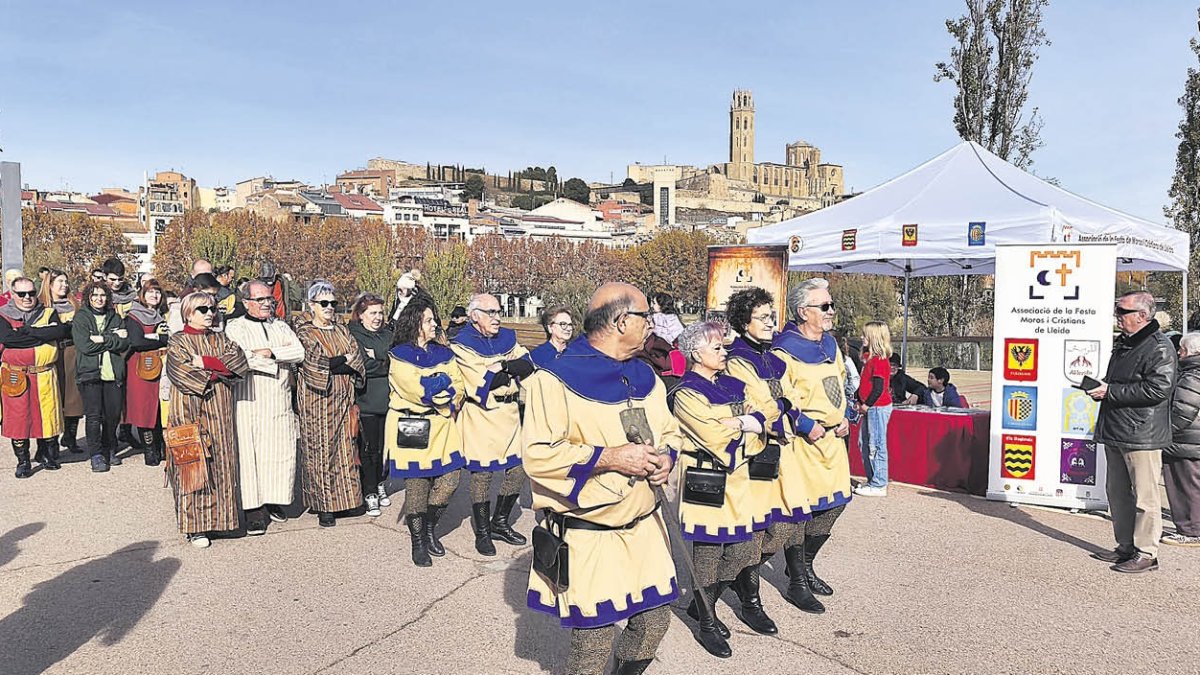 Un moment del taller de Moros i Cristians que va amenitzar la fira.