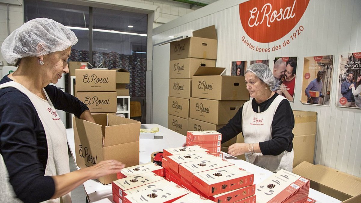 Dos voluntàries posant arrugats en caixes preparades per a aquestes festes.