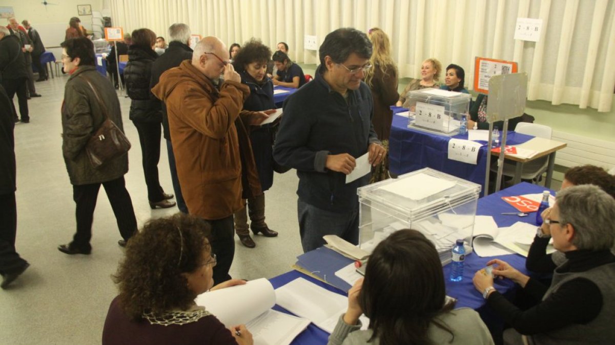 Un col·legi electoral durant unes eleccions a Lleida.