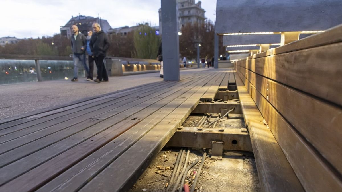 Alguns dels taulons sostrets a la passarel·la del Liceu Escolar, ahir a la tarda. - JORDI ECHEVARRIA