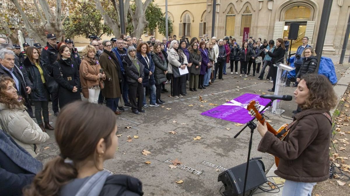 Actuació d’Olga Zoet ahir durant l’acte institucional celebrat a la plaça Víctor Siurana. - JORDI ECHEVARRIA