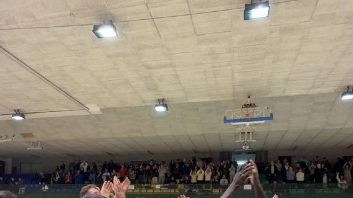 Els jugadors aplaudeixen l’afició després de guanyar dissabte. - CB MOLLERUSSA