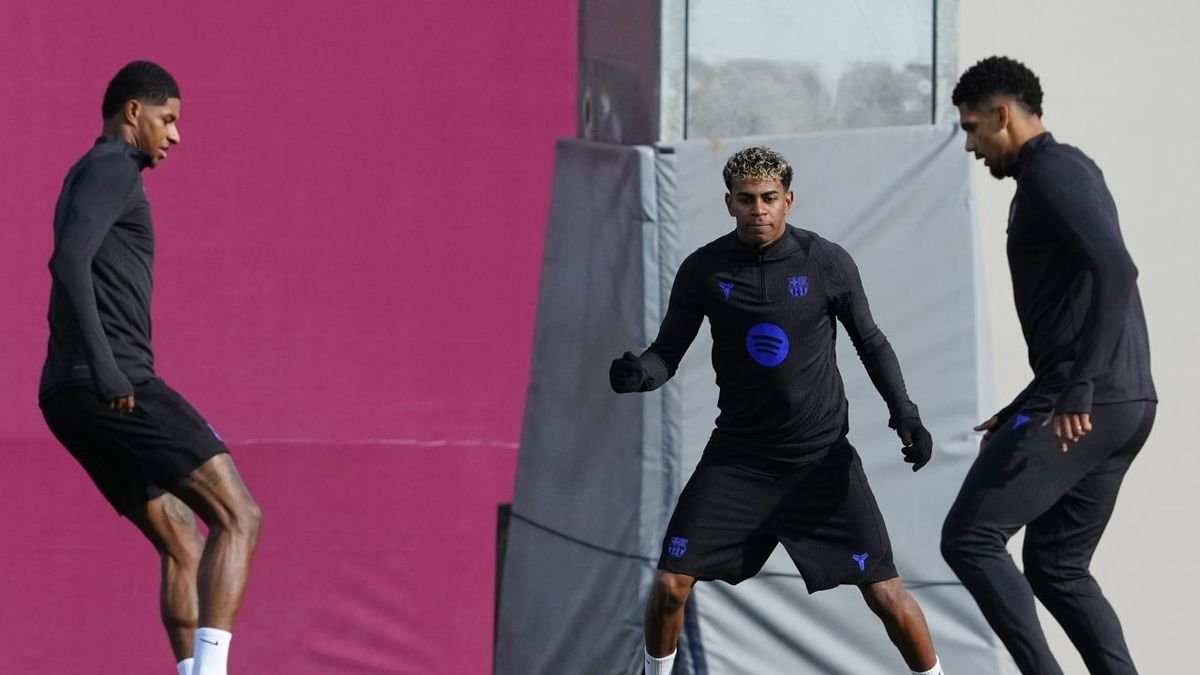 Rashford, Lamine Yamal i Araujo, ahir durant l’última sessió a la Ciutat Esportiva Joan Gamper. - EFE