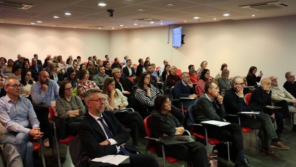 Els assistents a l’acte al Col·legi d’Economistes a Lleida. - AMADO FORROLLA