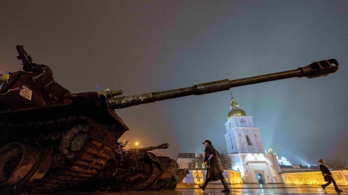 Ciutadans de Kíiv passegen davant de tancs russos destruïts. - EUROPA PRESS / CONTACTO / ANDREAS STROH