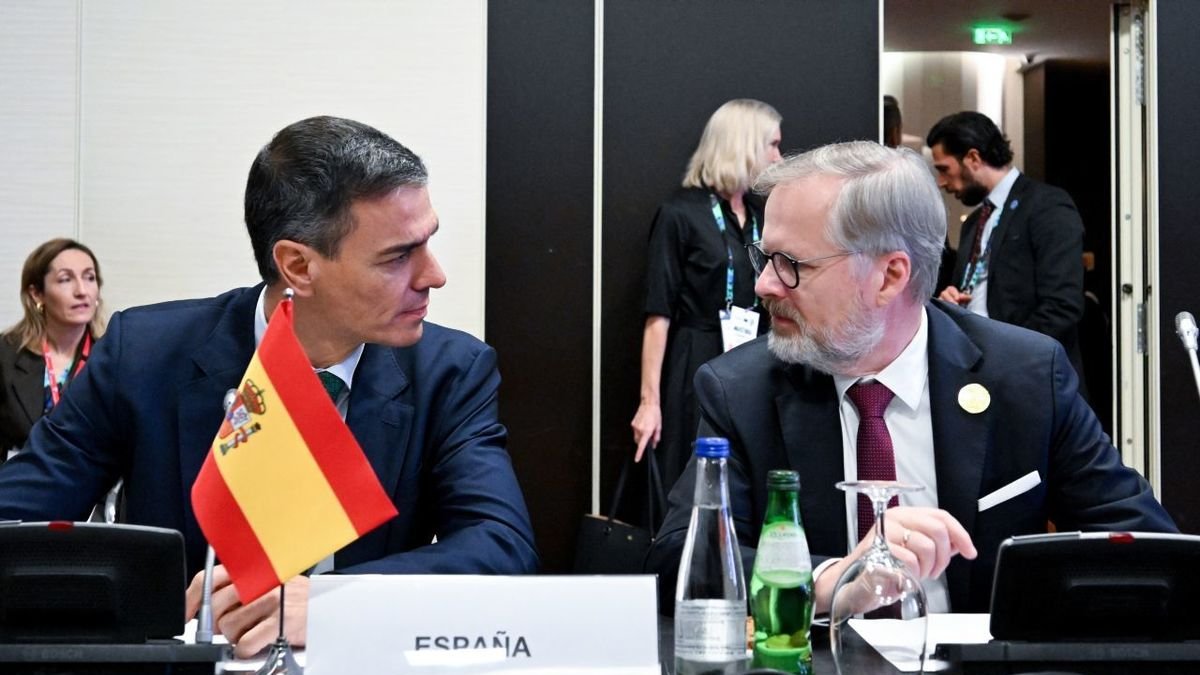 Pedro Sánchez conversa amb el primer ministre txec, Petr Fiala, a la Cimera UE-Àfrica a Angola. - FREDERIC SIERAKOWSKI / EUROPEAN CO / DPA