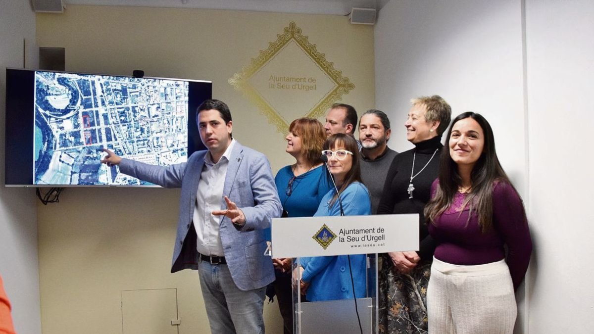 L’equip de govern va explicar ahir la cessió dels terrenys. - C.SANS