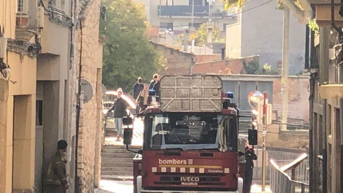 Bombers durant l’extinció de l’incendi. - LAIA PEDRÓS