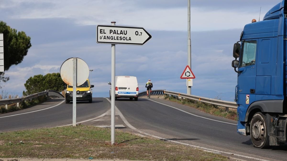 Cotxes, camions i ciclistes coincideixen actualment al pont que creua l’autovia. - J.GÓMEZ
