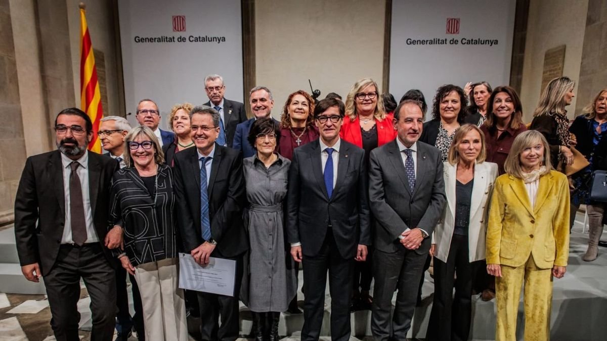 Illa, Espadaler i altres autoritats amb els lleidatans que van ser distingits ahir. - JUSTÍCIA