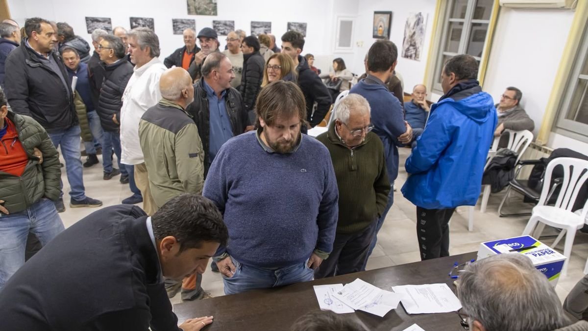La reunió dels regants i la votació es va portar a terme en una sala de l’ajuntament dels Alamús. - JORDI ECHEVARRIA