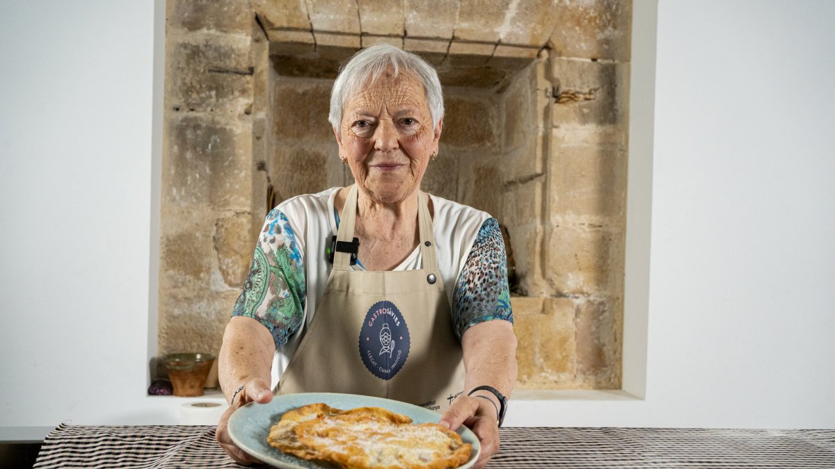 Una de les àvies que han participat al projecte Gastrosàvies mostra la seua recepta.