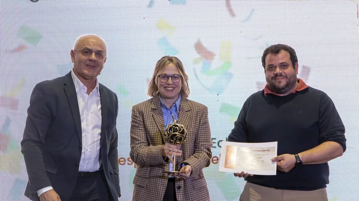 Montse i Xavier Baró van rebre el premi i el diploma de mans de Joan Carles Massot. - JORDI ECHEVARRIA