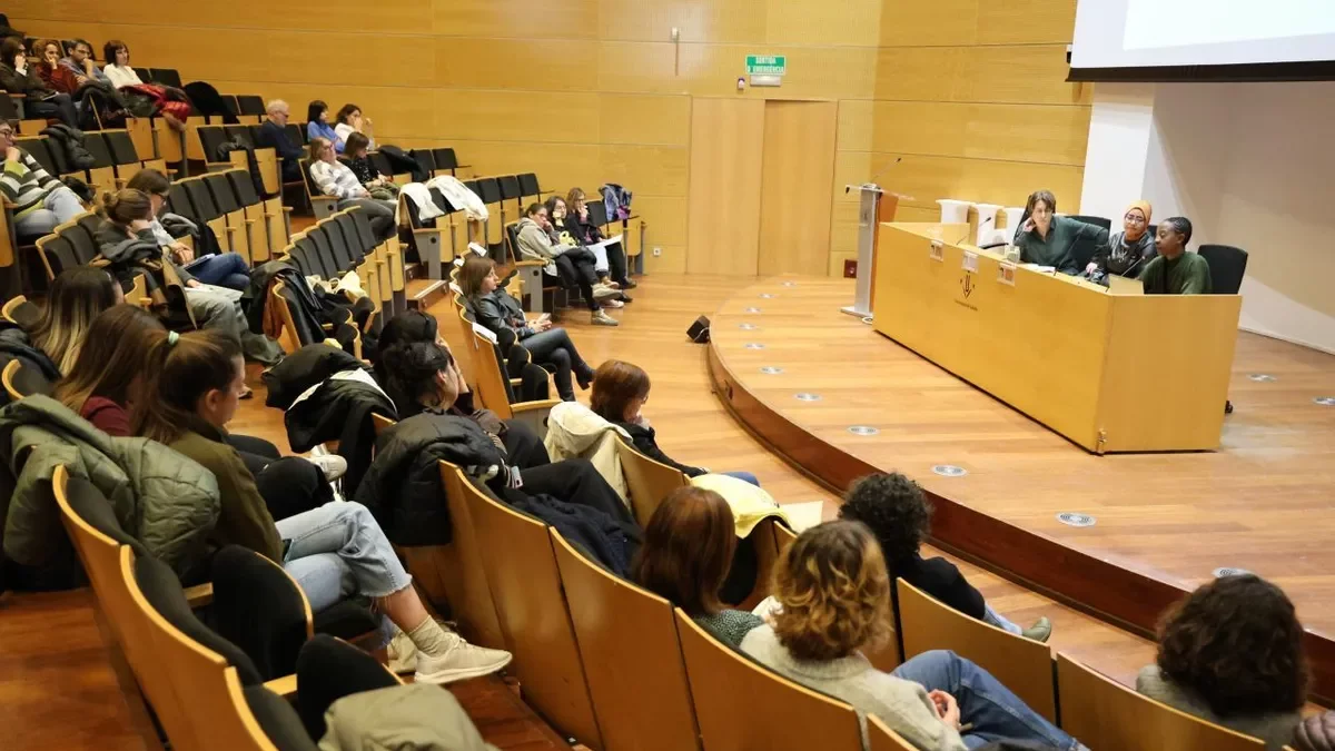 Fatima Talbi i Diane Kabuo van compartir les seues experiències durant la taula redona. - AMADO FORROLLA