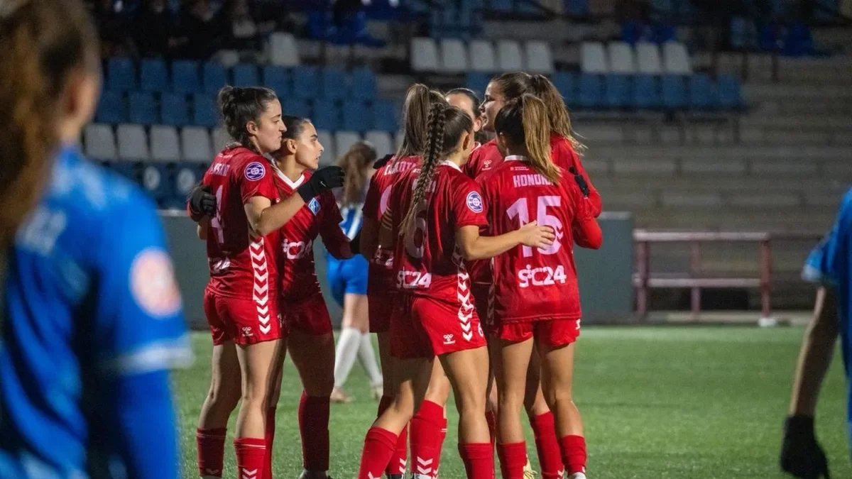 Les jugadores de l’AEM celebren un dels cinc gols amb què van batre l’Igualada. - PAU PASCUAL PRAT