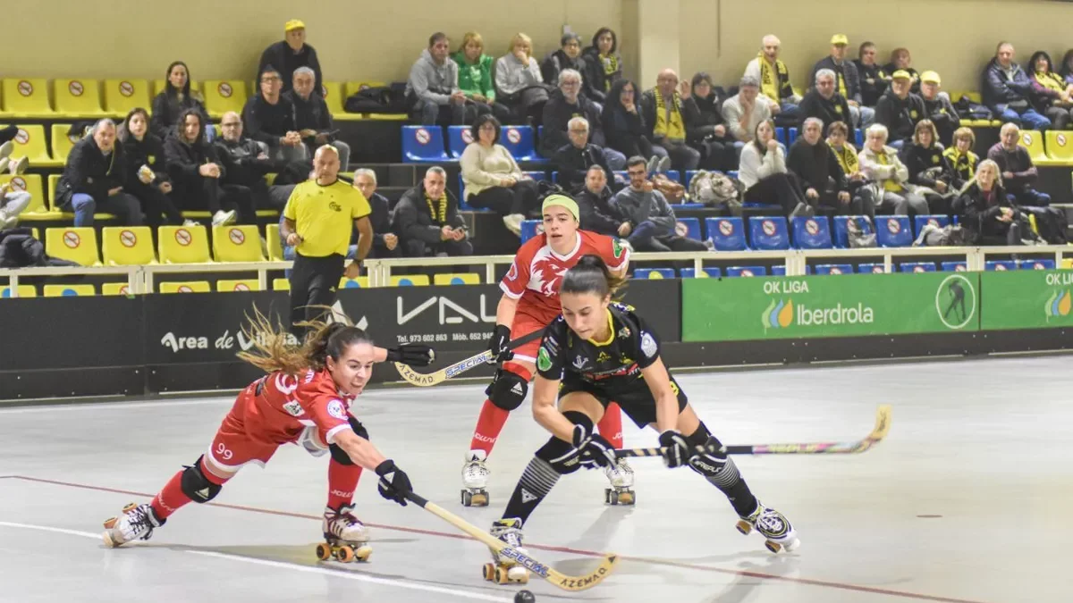 Elsa Salvanyà defineix una jugada davant l’oposició d’una rival del Bembibre. - CLARA LIÁÑEZ