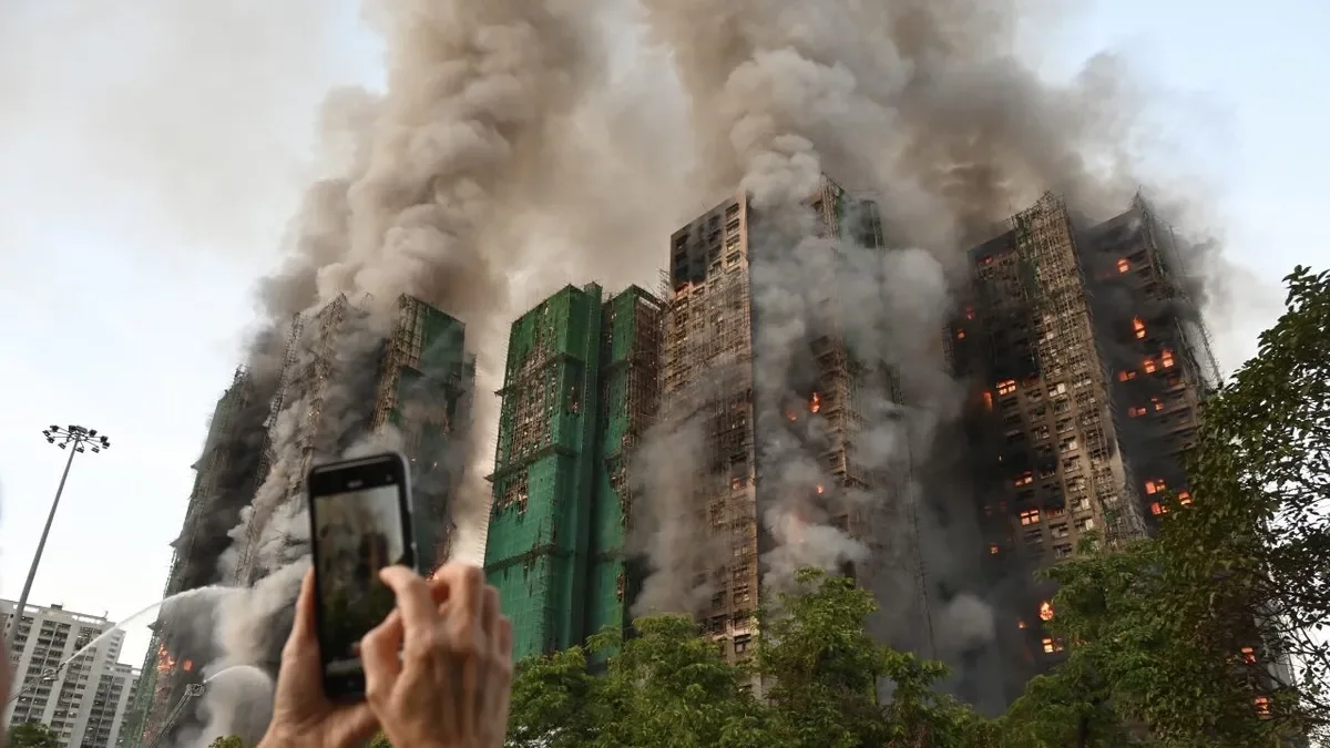 Imatge del bloc d’edificis encara en flames. - KOBE LI / ZUMA PRESS / CONTACTOPHOTO