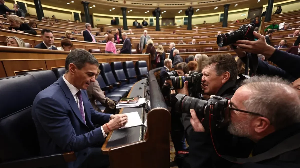 Pedro Sánchez, davant de l’objectiu dels fotògrafs ahir al Congrés. - EDUARDO PARRA / EUROPA PRESS