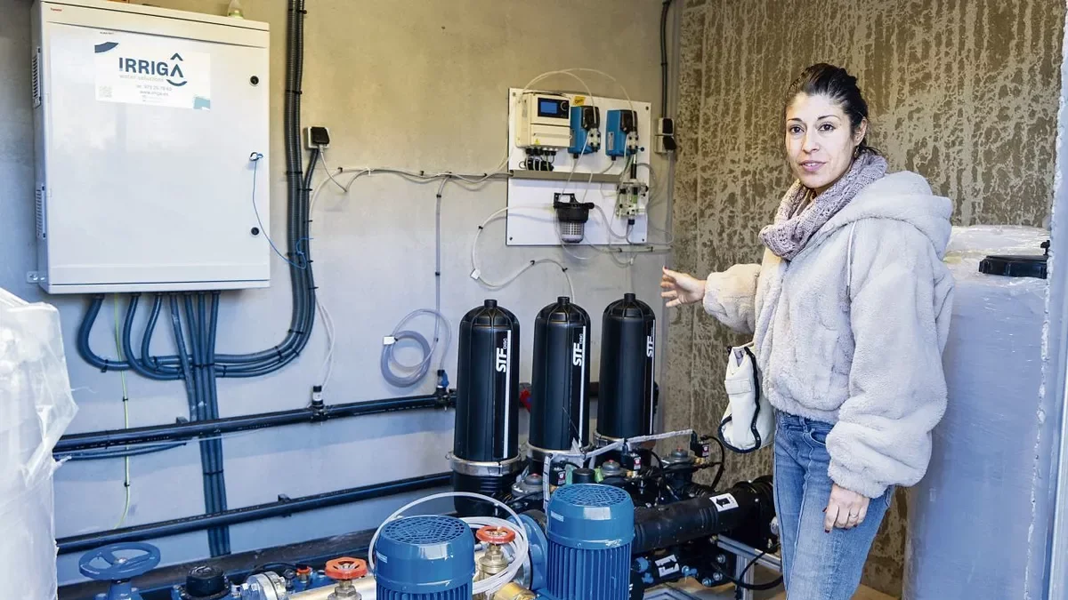 L’alcaldessa, Jennifer Nadal, mostra els tres filtres que eviten l’entrada del mol·lusc a la xarxa d’aigua. - PAU PASCUAL PRAT