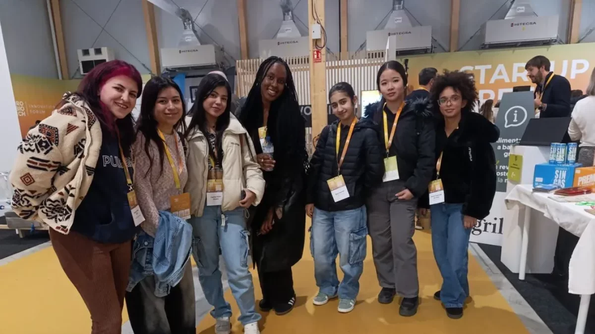 Estudiants. Alumnes d’Estètica i Bellesa de l’institut Torre Vicens van explicar que van visitar Agrobiotech en el marc de l’assignatura de Sostenibilitat, en la qual aprenen la importància de l’estalvi d’aigua. - S.E.