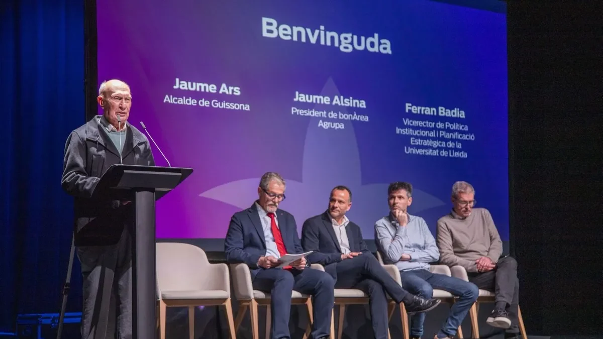 Jaume Alsina, president de bonÀrea, en la seua intervenció al Teatre Ateneu de Guissona. - LAIA PEDRÓS