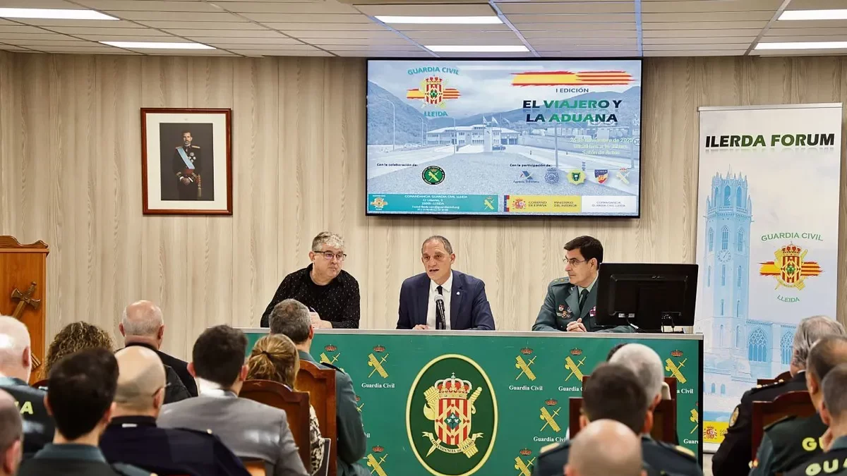 El subdelegat del Govern central, José Crespín, i el cap de la Guàrdia Civil, José Antonio Ángel, a la taula. - AMADO FORROLLA