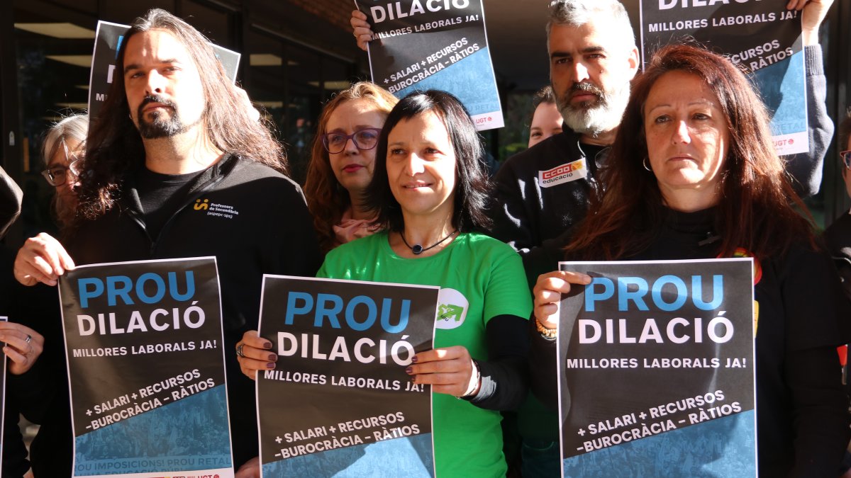 El secretari d'Acció Sindical de Professors de Secundària, Ramiro Gil; la portaveu d'USTEC, Iolanda Segura; i la responsable d'educació pública no universitària de CCOO, Ester Vila Guillament.