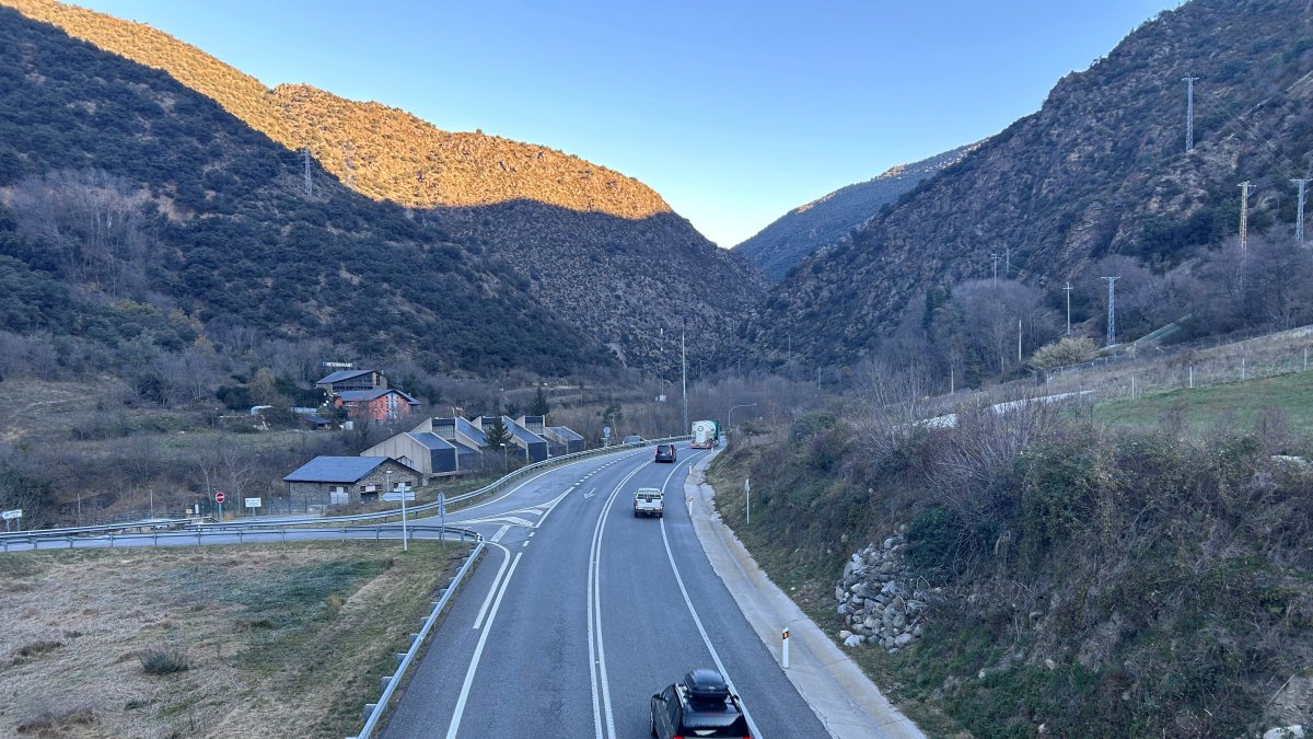 Una vista de la carretera N-145 entre la Seu d'Urgell i Andorra.