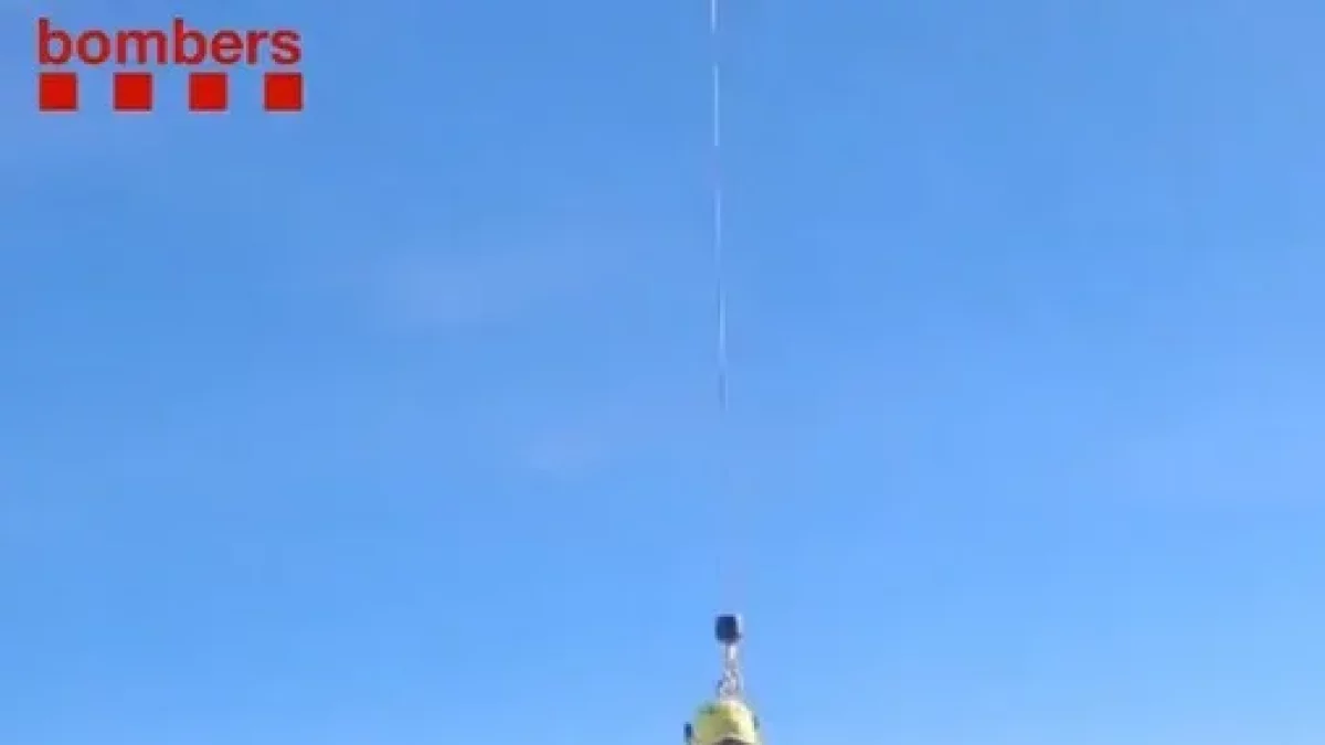 Moment de rescat amb l’helicòpter. - BOMBERS
