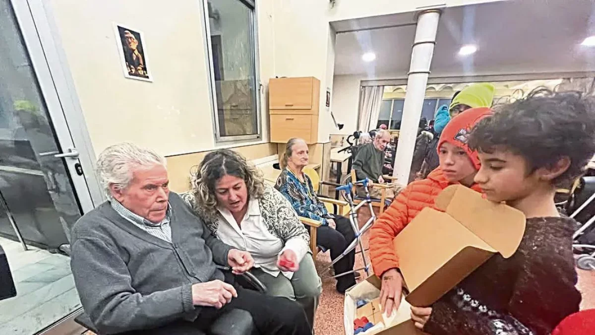 Dus mainatges en tot mostrar un des joguets a un usatgèr dera residéncia. - ARAN SALUT