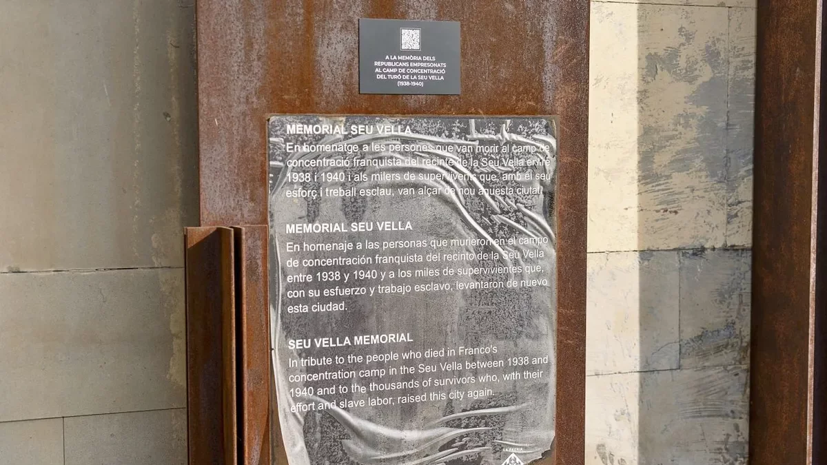 Instal·lació ahir d’una nova placa al monument. - PAU PASCUAL PRAT