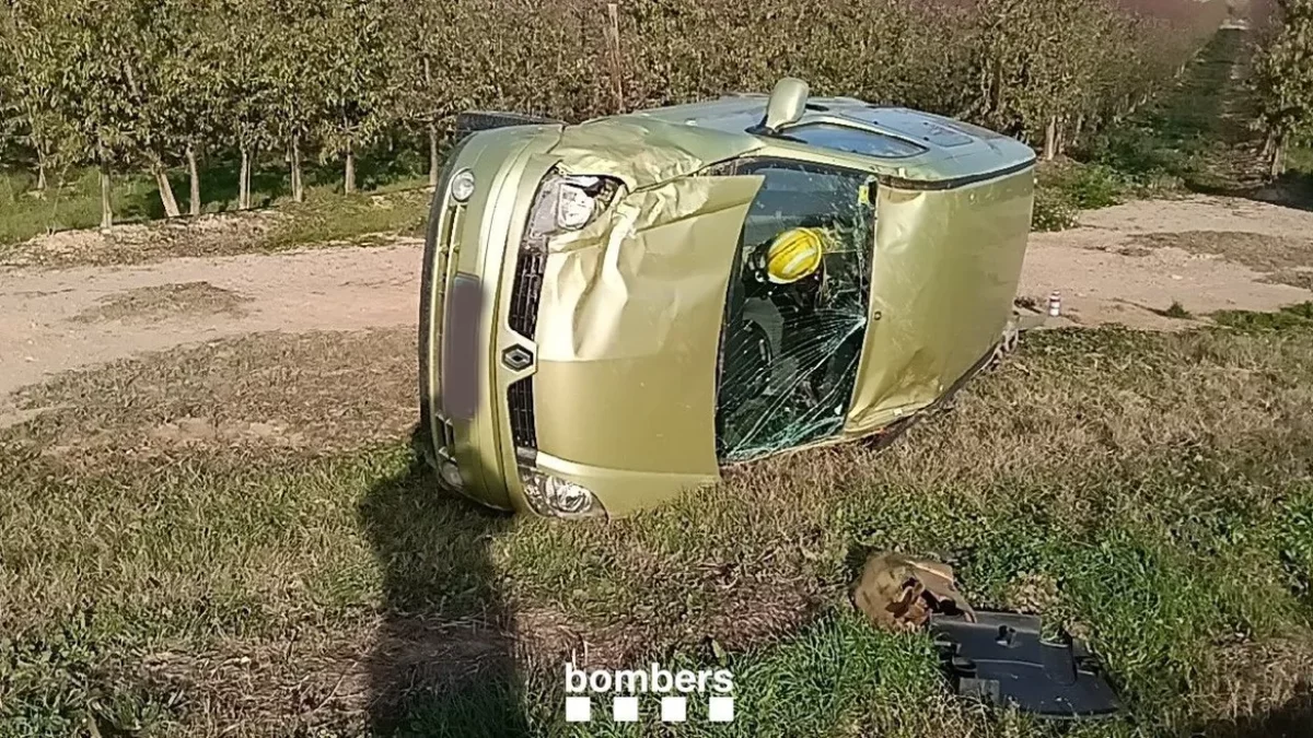El vehicle accidentat ahir a la C-12 a Menàrguens. - BOMBERS DE LA GENERALITAT