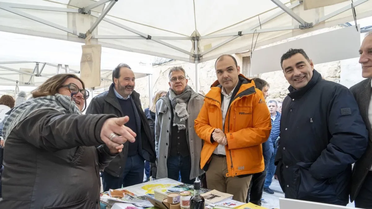 Accés a l’habitatge, sanitat i educació. El president de l’Associació de Micropobles de Catalunya i alcalde de Riner, Joan Solà (segon per l’esq.), va reiterar la necessitat d’accelerar el desplegament de l’Estatut dels Municipis Rurals “perquè es materialitzi”. Des de l’entitat es va reclamar que els pressupostos del 2026 incloguin mesures necessàries per tirar endavant projectes que garanteixin el finançament que permeti l’accés a l’habitatge, l’atenció sanitària i l’educació. - R.B.