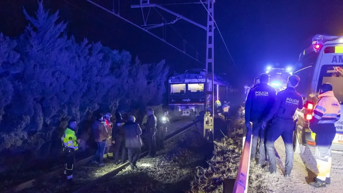 Efectius d’emergències ahir a la nit al lloc de l’incident. - JORDI ECHEVARRIA