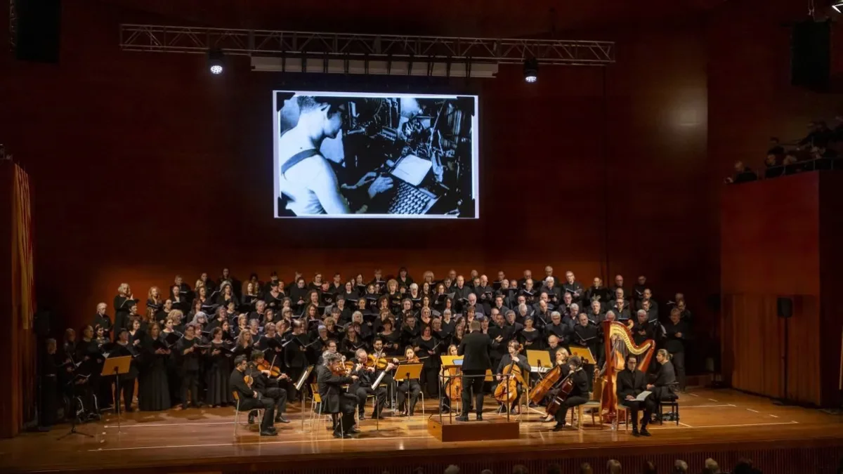 Centenars de cantaires, vint corals i l’Orquestra Simfònica Julià Carbonell van omplir l’escenari de l’Auditori per homenatjar l’emblemàtic director. - JORDI ECHEVARRIA