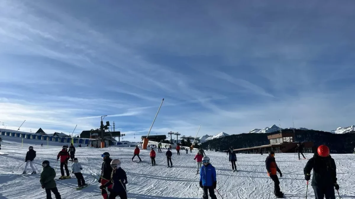 Els primers esquiadors que van poder gaudir ahir de la pràctica de l’esquí a l’estació de Baqueira. - M. CODINAS