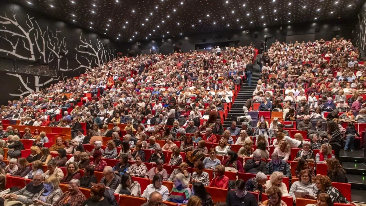 Ple absolut de públic ahir en la primera sessió del Mamapop a la Llotja. - JORDI ECHEVARRIA