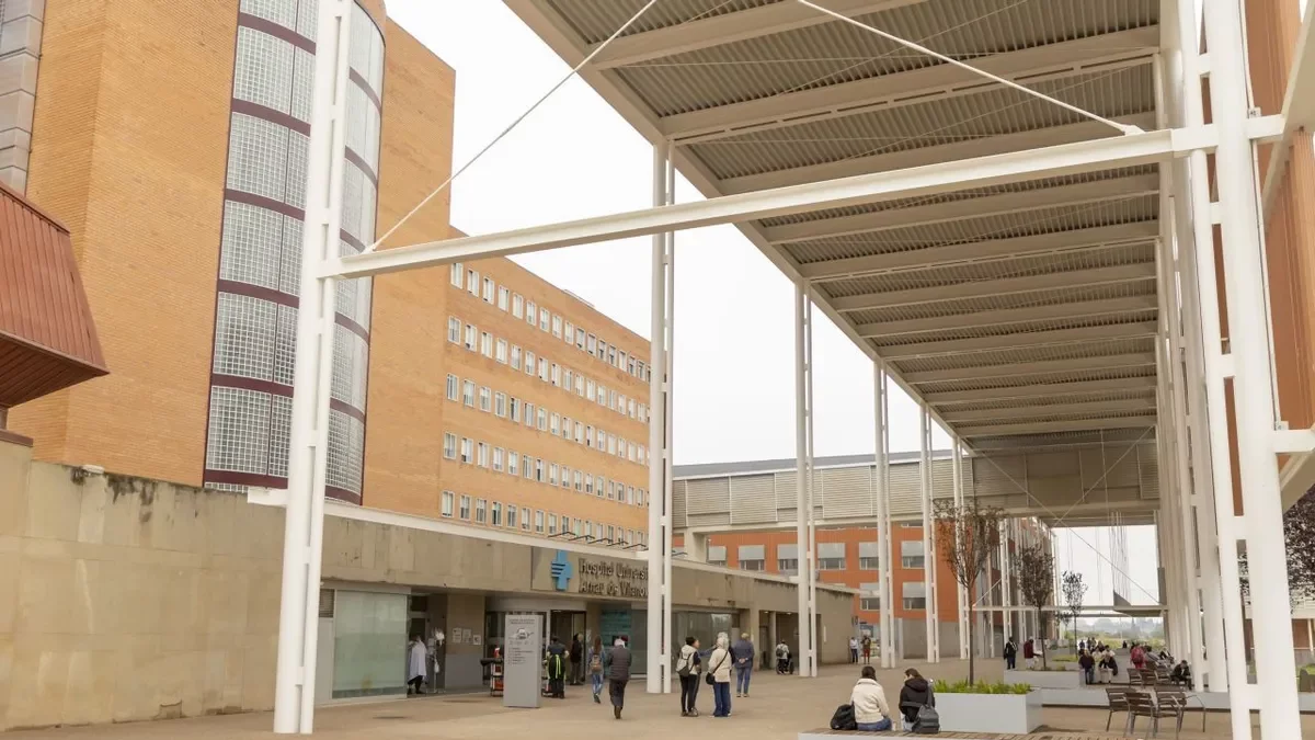 Vista de l’entrada principal de l’hospital Arnau, amb el nou edifici de consultes al fons. - JORDI ECHEVARRIA